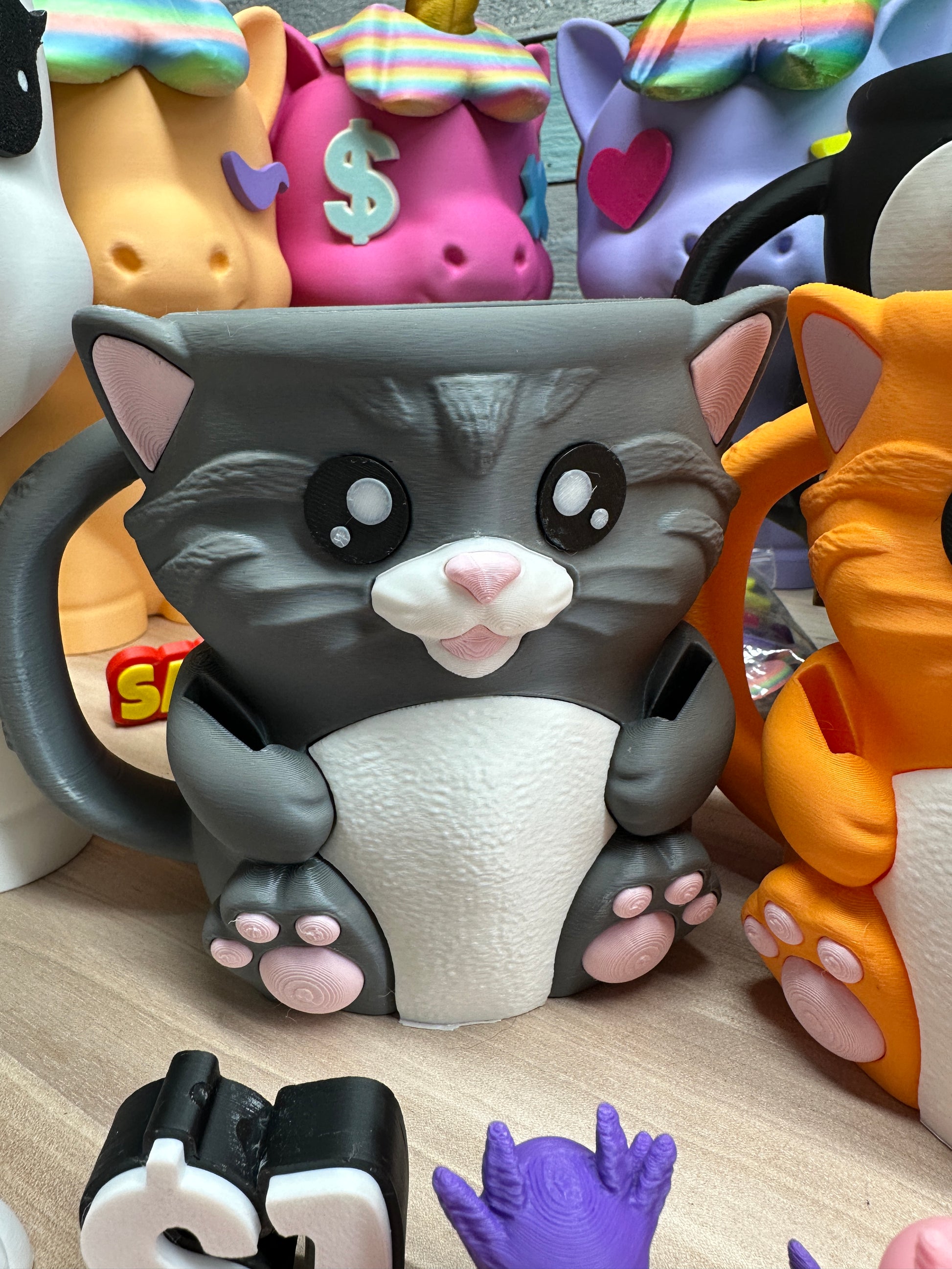 Cuddles the Cat Ice-Pint Holder